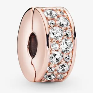 Macro-opname van roségouden clipbedel met zirkonia pavé voor bedelarmbanden