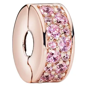 Roségoudkleurige clip-bedel met roze pavé-kristallen voor armbanden op witte achtergrond