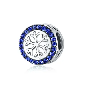 Detalle de dije de copo de nieve de plata 925 con gemas azul oscuro para pulseras de bricolaje