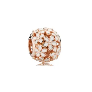 Abalorio de margarita hueca en oro rosa con esmalte blanco para pulseras