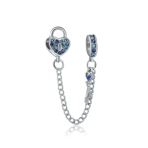 Dettaglio catena di sicurezza lucchetto a cuore in argento con zirconi blu e chiave