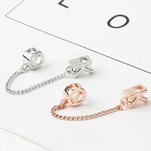Detail von Roségold und Silber Buchstabe K Schiebeperle mit zarter Gliederkette