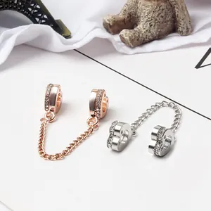 Detail von Herz-Sicherheitsketten-Charms in Roségold und Silber für DIY-Armbänder