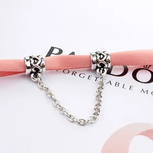 Makroaufnahme der silbernen Sicherheitskette mit Herzmustern für Charm-Armbänder