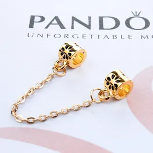 Detailaufnahme der goldenen Sicherheitskette mit schwarzer Gravur für Armbänder