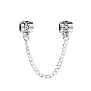 Silberne Sicherheitskette mit eingravierten Herzen für DIY-Armbänder auf weißem Grund