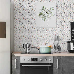 Detalle de azulejos de terrazo coloridos con patrones azules y naranjas en una cocina