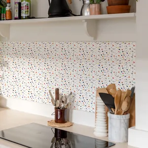 Primer plano de pegatinas de azulejos de terrazo para decorar la pared de la cocina