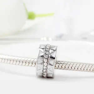 Ciondolo in argento con cristalli scintillanti e smalto bianco su catena a serpente