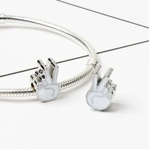 Bracciale a catena serpente d'argento con due ciondoli in smalto bianco a segno di vittoria