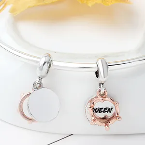 Ciondoli corona Queen in oro rosa e dischi su un bracciale in argento lucido