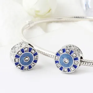 Detailansicht blauer Emaille-Sonnenanhänger mit Zirkonia auf einer Schlangenkette