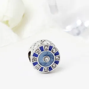 Blauer Emaille Evil Eye Charm Anhänger mit funkelnden Zirkonen und hohlen Mustern