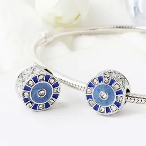 Silbernes Schlangenarmband mit blauen Emaille-Sonnenanhängern und funkelnden Kristallen