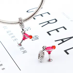 Silberner Cocktailglas-Anhänger mit rosa Emaille und Orangenstück auf Schlangenkette