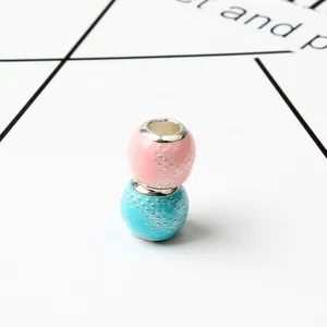 Abalorios de esmalte rosa y azul con textura de puntos y bordes plateados para joyas DIY