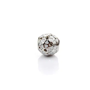 Charm a cuore traforato in argento con smalto bianco per bracciale fai-da-te