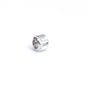 Vue macro d'une perle cylindrique argentée sertie de cristaux baguette pour bijoux DIY