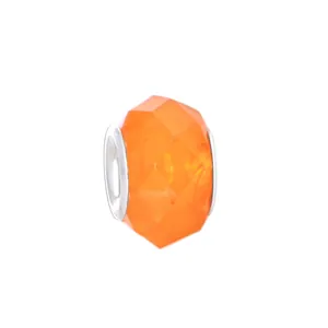 Détail d'une perle à facettes en acrylique orange avec noyau argenté pour bijoux