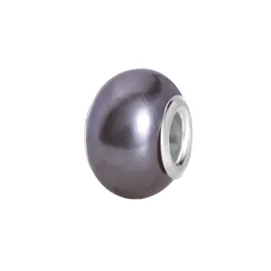 Makroaufnahme einer dunkelvioletten Perle mit Metallkern für DIY-Armbänder und Schmuck