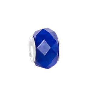 Détail d'une perle à facettes en acrylique bleu foncé avec noyau en argent pour bracelet