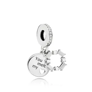 Zilveren bedel met kristallen cirkel en You Melt My Heart gegraveerd rond label