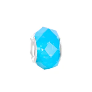 Vue détaillée de la perle en acrylique bleu ciel à facettes avec anneaux argentés pour bijoux