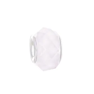 Gros plan sur une perle facettée en acrylique rose avec noyau en argent pour bracelet
