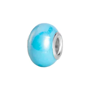 Makro-Detail der himmelblauen Harzperle mit Silberkern für DIY-Armband-Schmuckstücke