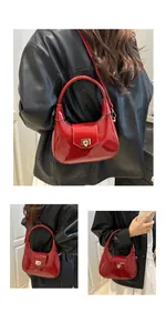 Detailsicht der roten Handtasche aus Lackleder mit goldenem rechteckigem Metallverschluss