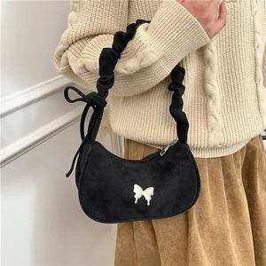 Sac hobo noir en suédine avec poignée plissée et détail de papillon argenté élégant