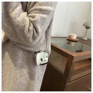 Mini sac en acrylique miroir argenté avec bandoulière chaîne dans un cadre de vie