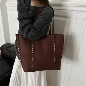 Grand sac cabas vintage en daim bordeaux avec rivets argentés pour le shopping quotidien