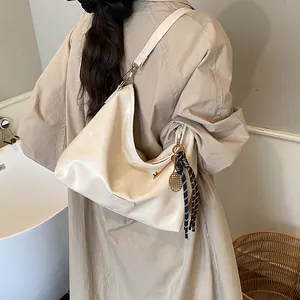 Sac hobo beige grande capacité avec breloque raquette de tennis et ruban à rayures