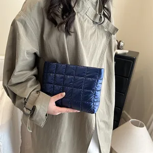 Pochette matelassée bleu foncé pour femme avec finition brillante et style automnal