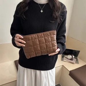 Pochette matelassée en nylon marron avec design rembourré tendance pour femme