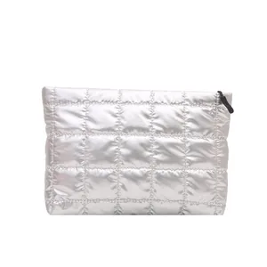 Trousse de maquillage matelassée argentée élégante avec finition métallique et zip noir