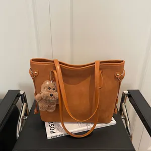 Braune Shopper-Tasche aus Wildlederimitat mit Lederriemen und kleinem Hundeanhänger