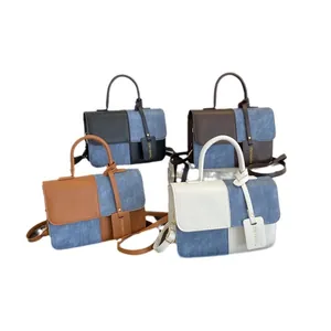 Sac à main en denim bicolore avec bandoulière disponible en quatre couleurs