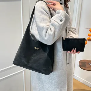 Retro schwarze Wildleder-Einkaufstasche mit passender Innentasche für Damen im Look