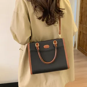 Sac fourre-tout rétro noir et marron avec poignées et bandoulière réglable contrastée