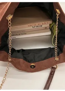 Vista dall'alto della spaziosa borsa tote in pelle scamosciata marrone con grande capacità