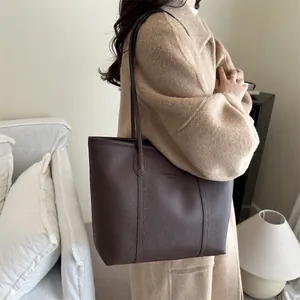 Retro coffee brown leather tote bag with large capacity for women's daily commute