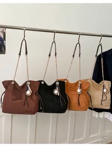 Varietà di borse a secchiello retrò in camoscio marrone nero cuoio e beige chic