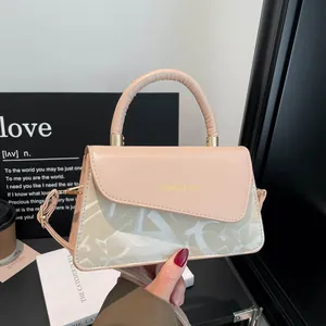 Bolso bandolera de patchwork rosa con asa y letras doradas para mujeres modernas
