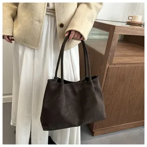 Dettaglio della borsa tote in pelle testa di moro con drappeggio morbido e grana naturale