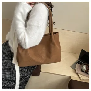 Dettaglio della borsa tote marrone che mostra le pieghe della pelle e la capienza