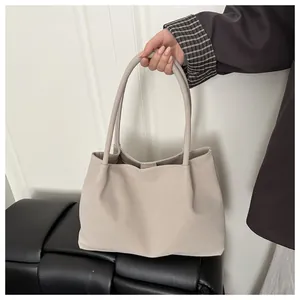 Dettaglio della borsa tote bianco sporco in finta pelle testurizzata con manici lunghi
