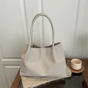 Borsa tote grigio chiaro minimalista con manici lunghi su un morbido tessuto di lana