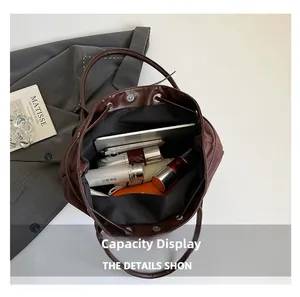 Makroansicht der braunen Ledertasche mit Platz für Tablet und Kosmetik im Innenraum